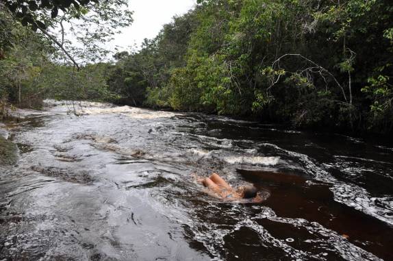 Refresco no rio Urubuí, abaixo da Cachoeira Iracema, em Presidente Figueiredo - AM